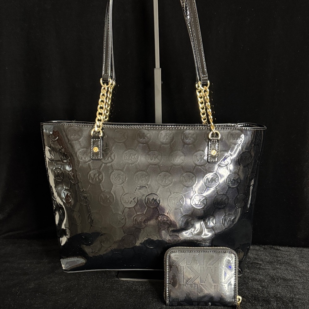 Michael Kors Glossy Black Tote with Gold Chains with Matching Wallet - Picture 4 of 14